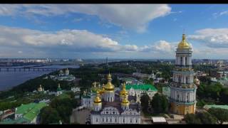 Киево-Печерская Лавра. Аэросъемка. Купола. Панорама Киева. Вид с высоты.