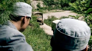 共軍躲在山坡上，巧妙利用地形伏擊日軍車隊！