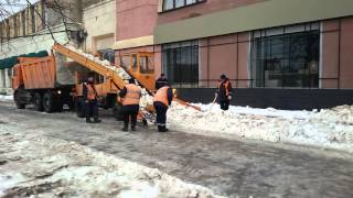 Как убирают лишний снег в Харькове зимой 2016 года
