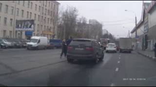 Мужик ударил женщину на трамвайных путях