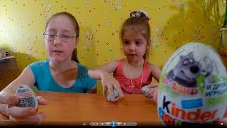 Катя и Даша открывают киндер сюрпризы Маша и Медведь / kinder surprise Masha & Bear unwrapping