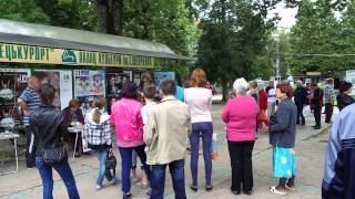 трускавец.возле бюювета в день концерта ЛИСАПЕТНОГО БАТАЛЬОНА 13.7.15 Г.