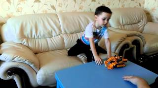 Экскаватор, игрушка, на гусеницах. Excavator , toy , on tracks . 挖掘機，很酷的玩具，在軌道上