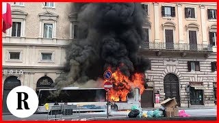 Roma, bus Atac in fiamme in via del Tritone: lo scoppio e la fuga