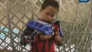 Criança de 7 anos pilota moto no globo da morte