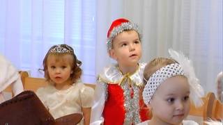 Ясли. Малыши  на новогоднем  утреннике в  детском саду.