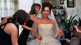 Невеста не может сдержать смех на свадебной церемонии