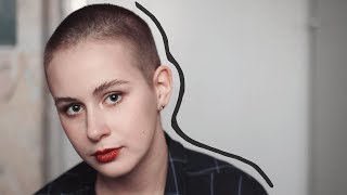 она побрилась налысо в 15 лет.
