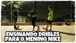 ENSINANDO DRIBLES PARA O MENINO NIKE