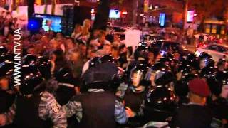 Бійка "Беркуту" з мітингувальниками біля суду 27.09.2011