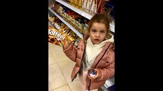 Ксения Бородина. Теона делает покупки в магазине ))