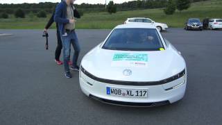Как Volkswagen XL1 трогается с места
