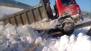 Северные дороги. К-700 вытаскивают провалившийся Scania.