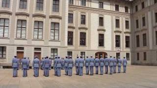 Pražský hrad - střídání stráží (Guard shift at Prague Castle)