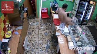 Голый мужчина устроил дебош в кафе Саратова