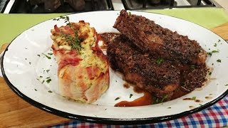 Bife de chorizo a la pimienta con budín de papa soufleé