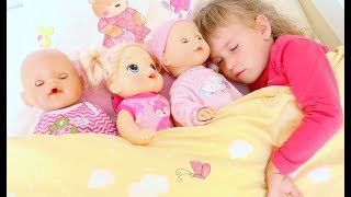 Укладывем Спать Кукол Ариша Кака мама Baby Born Dolls with Little Mother