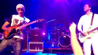Paul Gilbert and Greg Howe jamming over "Little Wing"