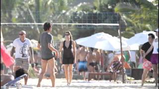 Fernanda Lima se diverte com os filhos na praia de Trancoso