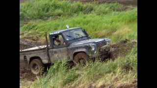 Трактор против Land Rover Defender ( Vintage Tractor VS Land Rover )