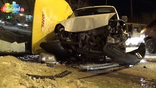 В центре Архангельска перевернулся грузовой фургон