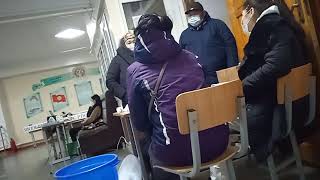 Выборы 2021: в Бишкеке неизвестные женщины не желали покидать участок №1302