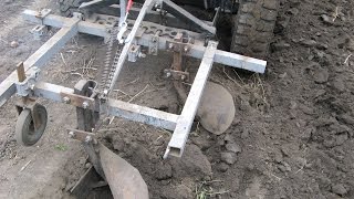 Самодельный мини трактор пахота 2 корпусами