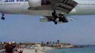 landing of boeing 747 from air france in st marteen