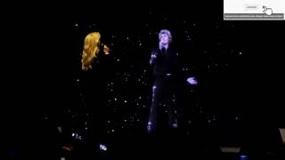 VIDÉO. Sylvie Vartan chante en duo virtuel avec Johnny «J’ai un problème» au Grand Rex