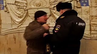 АУЕ-шник УДАРИЛ ПОЛИЦЕЙСКОГО!  ПЬЯНЫЙ НЕАДЕКВАТНЫЙ ХУЛИГАН НАПАЛ НА ПОЛИЦЕЙСКИХ В МЕТРО !