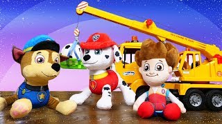 Игрушки Щенячий патруль. Как достать мяч? Барби и Кен сажают цветы