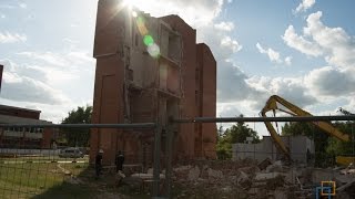 Visagine ne eilinis įvykis, baigiamas griauti dar nuo sovietmečio nebaigtas statyti pastatas.