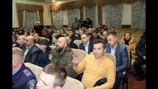 У Черкасах волонтер публічно порвав грамоту від Порошенка. Новий скандал!