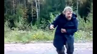 ПЬЯНЫЙ БОМЖ БЕЖИТ И ТАНЦУЕТ!!! Ржака до слёз)))