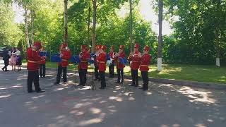 Пусть всегда будет солнце.   Играет духовой оркестр