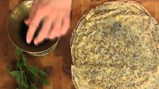 Маковые блины с медово-мятной сметаной