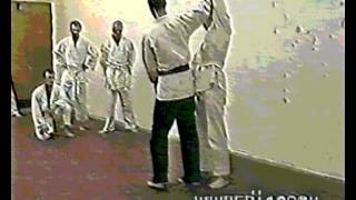 Через бедро. Захватом двух рук.