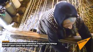 Плетение циновки из камыша азербайджанской мастерицей