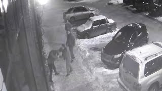 Пилот "тойоты" пистолетом избивает пешего. Real video