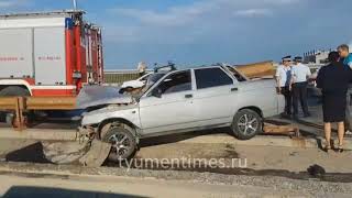 На профсоюзном мосту в Тюмени прошило насквозь ВАЗ 2112