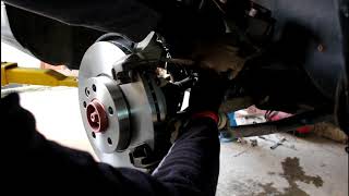 Volkswagen Touareg Фольксваген Туарег 2004 года Замена передних тормозных дисков и колодок