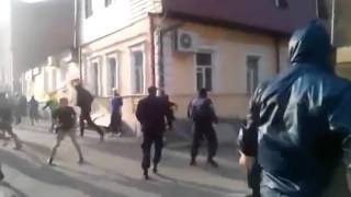 Харьков.27 апреля,2014.Ультрасы стреляют и забивают людей толпой.