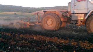 T 150 works plowing Плуг ПЛН 5   пахота под озимые т-150к