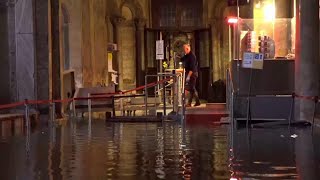 Acqua alta a Venezia: al lavoro nella Basilica di San Marco allagata