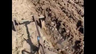 Самодельный ЭлектроПлуг - сам пашу - сам снимаю видео ))