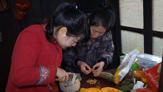 秋子和三嫂用南瓜做手工發糕，配上紅棗雞蛋，這種糕點怎麽吃都香