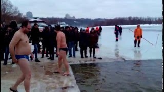 Купание в проруби на Крещение 2016 г.(КИЕВ гидропарк)