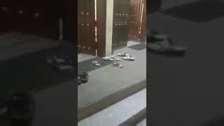 مغترب يمني جنوبي . شاهد علم اليمن  وانصدم شاهد ردت فعله عندما شاهد علم بلاده