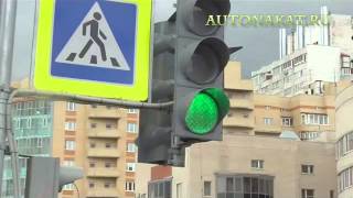 Как ездят пожилые люди на машине с механической коробкой передач.