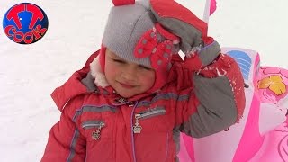 ХЕЛЛО КИТТИ и Кукла Беби Бон СНЕЖНАЯ ГОРКА Катаемся Видео для детей HELLO KITTY & Baby Born